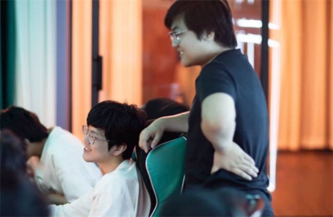 【一竞技1JingJi】LOL：LPL国产最强教练回归 Uzi疑似进行复出训练！
